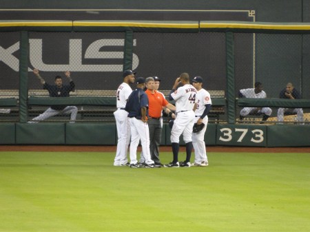 Astros right fielder Justin Maxwell suffered a mild concussion on his failed attempt on a diving miss of a bases loaded triple Tuesday night.