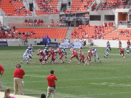 ... and the UH defense played hard, forcing 4 fumble recoveries to pace their national leadership in positive turover ratios.