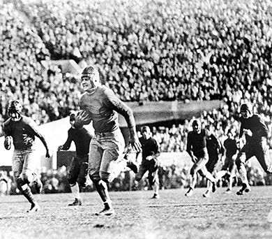 Roy Riegels takes off on a 69-yard wrong-way run in the 1929 Rose Bowl.